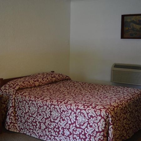 The Evergreen Motel In Kansas Pratt Εξωτερικό φωτογραφία