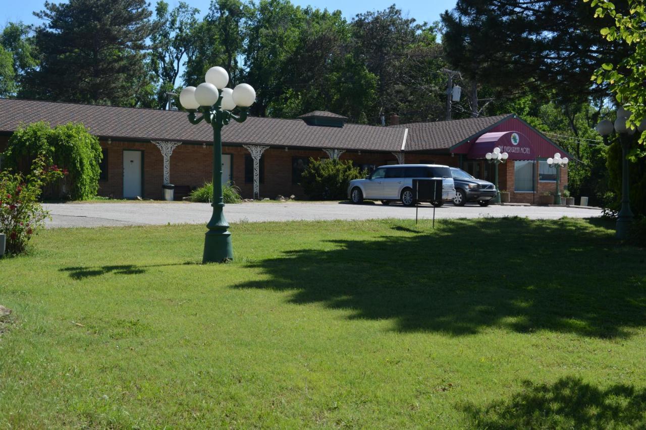 The Evergreen Motel In Kansas Pratt Εξωτερικό φωτογραφία