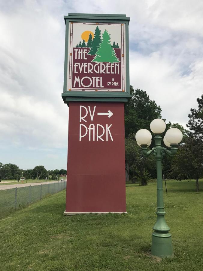 The Evergreen Motel In Kansas Pratt Εξωτερικό φωτογραφία
