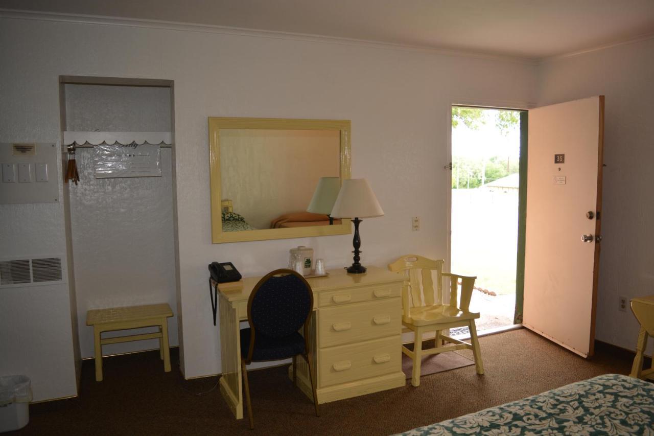 The Evergreen Motel In Kansas Pratt Εξωτερικό φωτογραφία